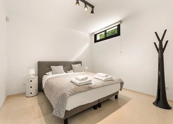 Villa Aurora - Marbella - Contemporary In New Golden Mile *